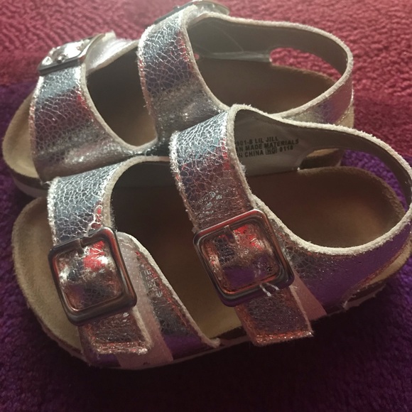 Little girl silver sandals size 6. - Picture 1 of 5